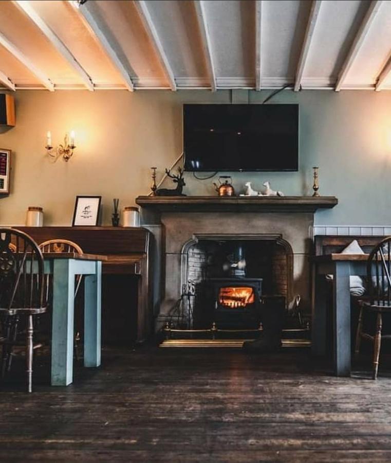 Peak District, The Greyhound Inn, Warslow Circa 1750 Екстериор снимка