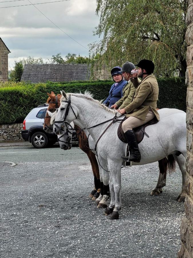 Peak District, The Greyhound Inn, Warslow Circa 1750 Екстериор снимка